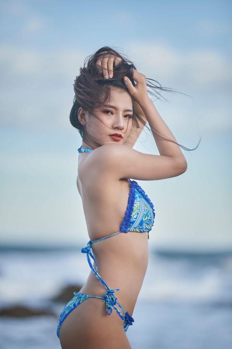 Femme en bikini au bord de la piscine