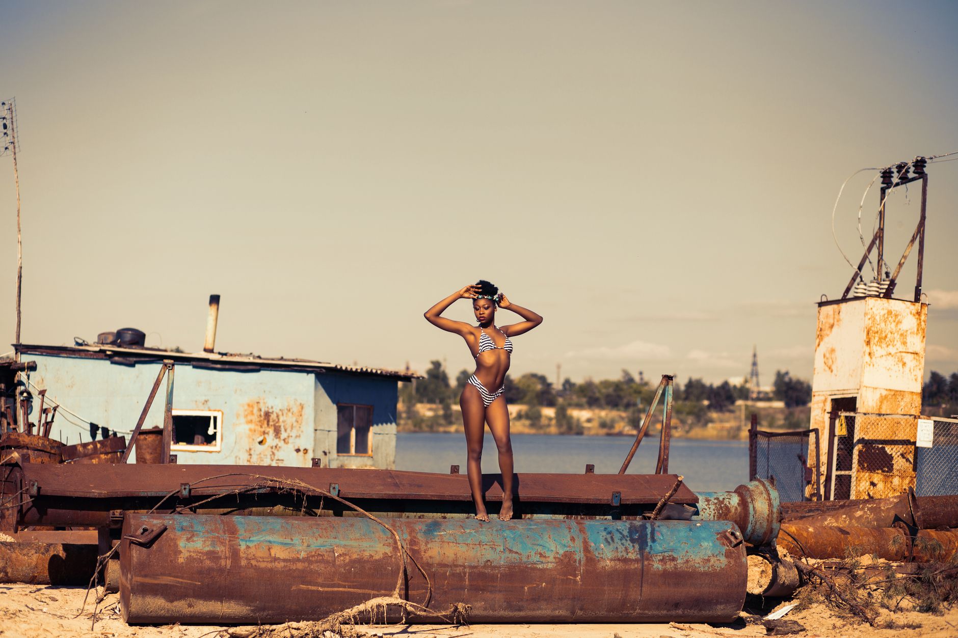 Femme en bikini au bord de la piscine