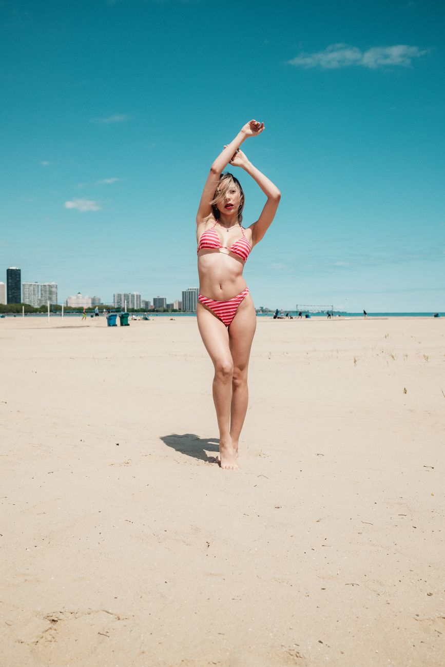 Femme en bikini au bord de la piscine