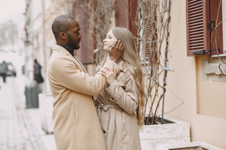 Couple enlacé
